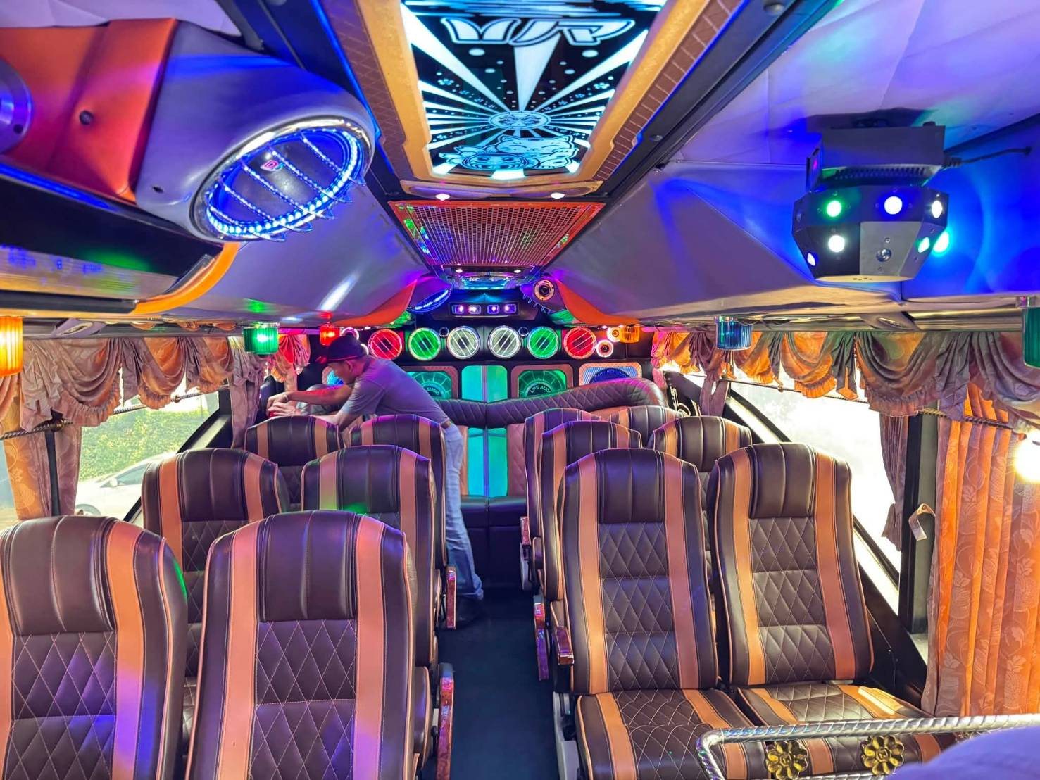 ภายในรถบัส VIP มิตรรุ่งเรืองทัวร์